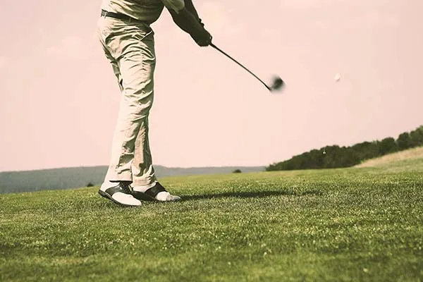 Photo d'un homme qui joue au golf